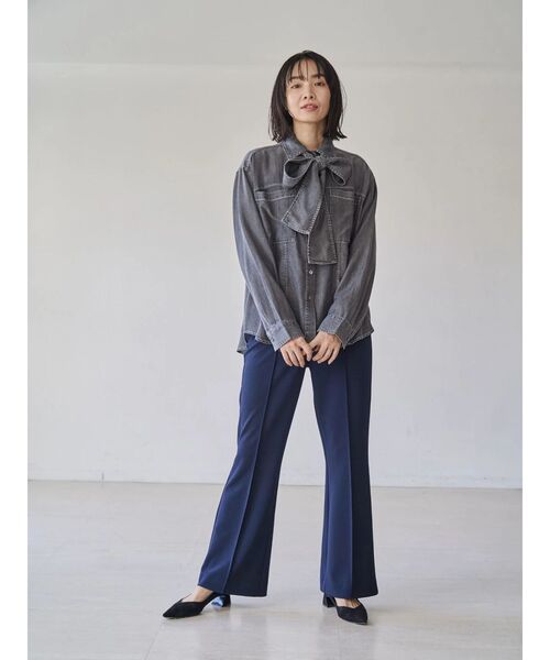 TONAL(トーナル)の「テンセルデニムボウタイブラウス(シャツ/ブラウス・レディース・ブラック/インディゴブルー・MEDIUM)」の9枚目の写真
