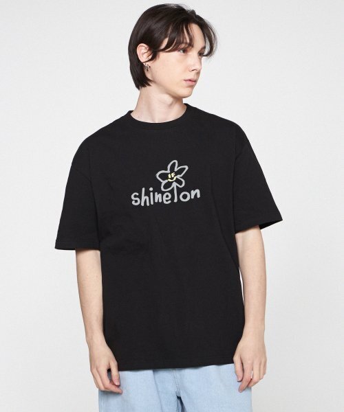 GRAVER（グレーバー）の「[ユニセックス]シャインオンフラワースマイル半袖Tシャツ_ブラック（Tシャツ/カットソー・レディース・ブラック・SMALL/MEDIUM/LARGE）」の2枚目の写真
