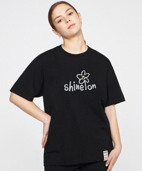 GRAVER（グレーバー）の「[ユニセックス]シャインオンフラワースマイル半袖Tシャツ_ブラック（Tシャツ/カットソー・レディース・ブラック・SMALL/MEDIUM/LARGE）」の3枚目の写真