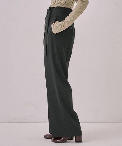 UNITED TOKYO(ユナイテッドトウキョウ)の「アイレットベルトストレートパンツ|ウォッシャブル/オフィスカジュアル/細見え/春服(スラックス・レディース・ダークグレー/ベージュ・1/2)」の5枚目の写真