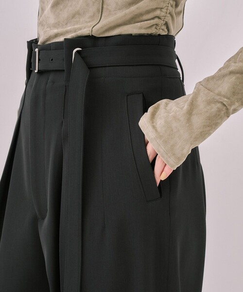 UNITED TOKYO(ユナイテッドトウキョウ)の「アイレットベルトストレートパンツ|ウォッシャブル/オフィスカジュアル/細見え/春服(スラックス・レディース・ダークグレー/ベージュ・1/2)」の9枚目の写真