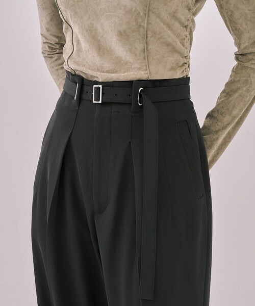 UNITED TOKYO(ユナイテッドトウキョウ)の「アイレットベルトストレートパンツ|ウォッシャブル/オフィスカジュアル/細見え/春服(スラックス・レディース・ダークグレー/ベージュ・1/2)」の10枚目の写真