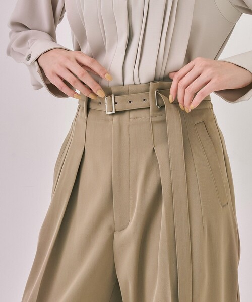 UNITED TOKYO(ユナイテッドトウキョウ)の「アイレットベルトストレートパンツ|ウォッシャブル/オフィスカジュアル/細見え/春服(スラックス・レディース・ダークグレー/ベージュ・1/2)」の19枚目の写真