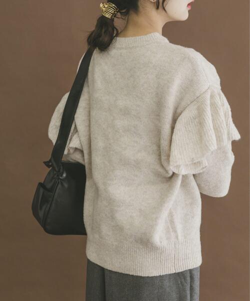 ITEMS URBANRESEARCH（アイテムズ アーバンリサーチ）の「フリルクルーネックニット（ニット/セーター・レディース・オフホワイト/ブラウン/グレー・FREE）」の2枚目の写真