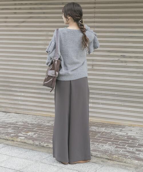 ITEMS URBANRESEARCH（アイテムズ アーバンリサーチ）の「フリルクルーネックニット（ニット/セーター・レディース・オフホワイト/ブラウン/グレー・FREE）」の4枚目の写真