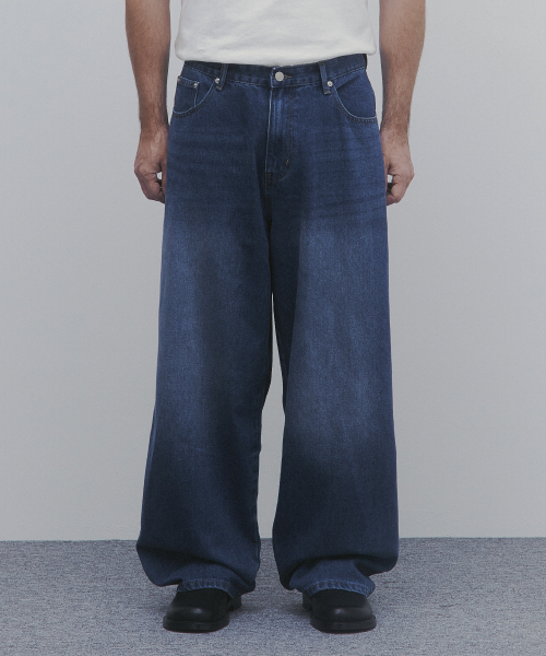 And Again(アンドアゲイン)の「ワイドエッセンシャルデニムパンツ(ウォッシュドダークブルー)(デニムパンツ・メンズ・その他・SMALL/MEDIUM/LARGE)」の1枚目の写真