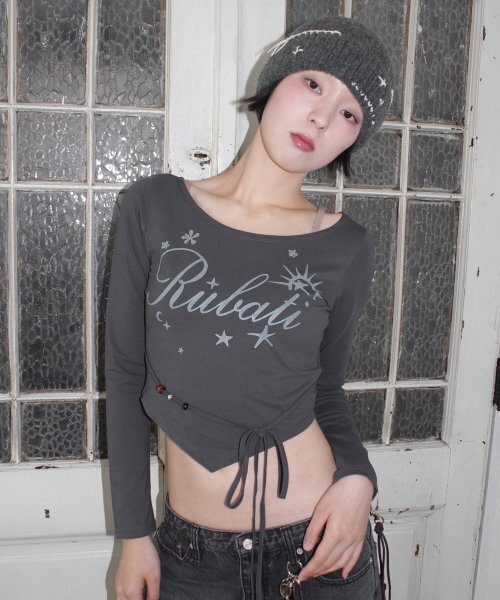 RUBATI(ルバティ)の「サンライズワイドネックストラップクロップ長袖Tシャツ_チャコール(Tシャツ/カットソー・レディース・その他・FREE)」の1枚目の写真