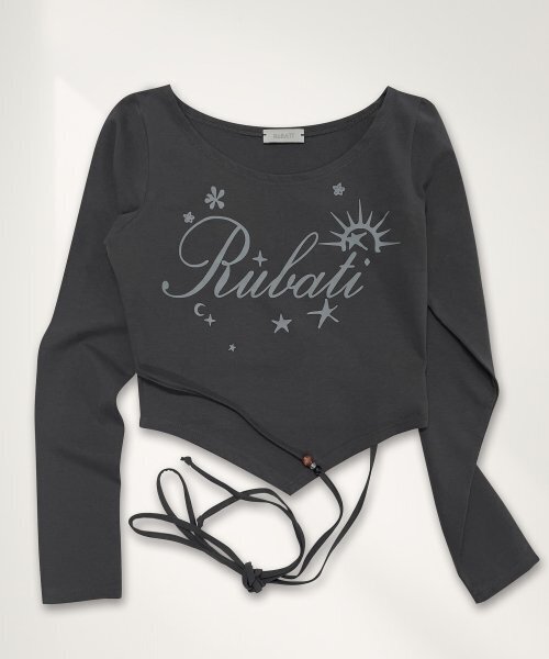RUBATI(ルバティ)の「サンライズワイドネックストラップクロップ長袖Tシャツ_チャコール(Tシャツ/カットソー・レディース・その他・FREE)」の4枚目の写真