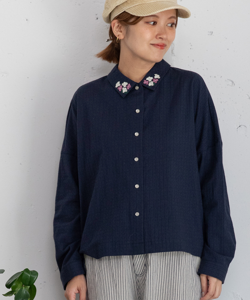 POU DOU DOU(プードゥドゥ)の「衿先フラワー刺繍ブラウス(シャツ/ブラウス・レディース・レッド/ネイビー/オフホワイト・M)」の1枚目の写真