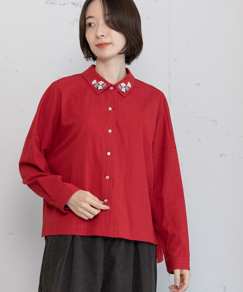 POU DOU DOU(プードゥドゥ)の「衿先フラワー刺繍ブラウス(シャツ/ブラウス・レディース・レッド/ネイビー/オフホワイト・M)」の2枚目の写真