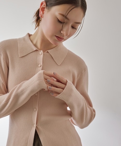 QUEENS COURT（クイーンズコート）の「クルミボタンポロニットカーディガン≪手洗い可能≫（カーディガン/ボレロ・レディース・オフホワイト/ブラック/ピンク/ダークグレー・M）」の16枚目の写真