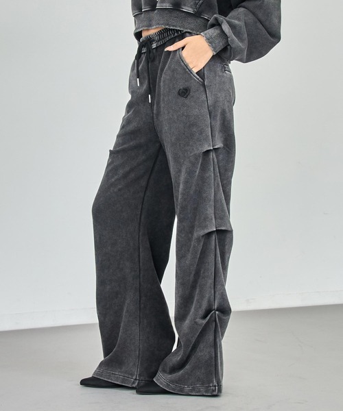 ANAP（アナップ）の「ウォッシュ加工 サイドタック デザイン ボリューム フレア パンツ（その他パンツ・レディース・グレー/ブルー/ブラック・F）」の2枚目の写真