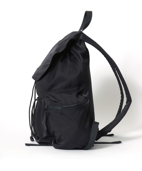 Lee（リー）の「Lee/リー ロゴ ワンポイント刺繍 フラップ ドローコード バックパック/リュックサック/大容量 約17L/レディース メンズ（バックパック/リュック・レディース・ブラック・FREE）」の4枚目の写真