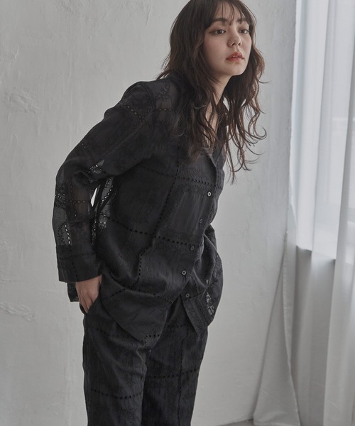 notch.（ノッチ）の「パッチワーク風刺繍シャツ（シャツ/ブラウス・レディース・オフホワイト/ブラック・M）」の2枚目の写真