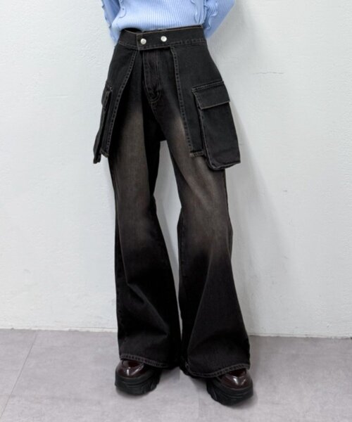 w closet（ダブルクローゼット）の「ポケットベルト付きフレアデニム（デニムパンツ・レディース・ブルー/ブラック/インディゴブルー・SMALL/MEDIUM）」の4枚目の写真