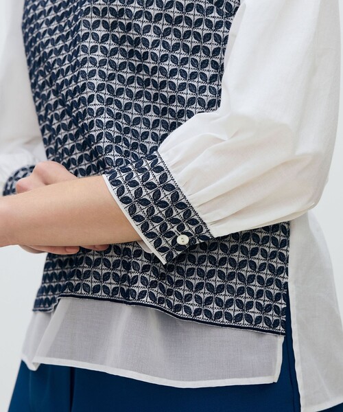 TOMORROWLAND collection(トゥモローランドコレクション)の「リーフエンブロイダリー コンビプルオーバーブラウス(シャツ/ブラウス・レディース・ネイビー/ホワイト・36)」の11枚目の写真
