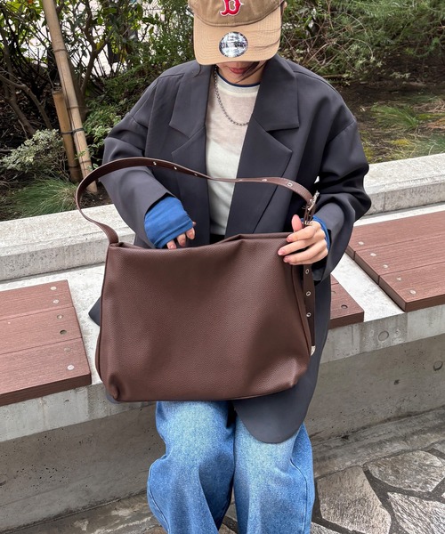 ISOOK（アイスー）の「【ISOOK / アイスー】レザーショルダーバッグ / 合皮 ショルダーバッグ 斜め掛け マルチウェイ A4サイズ収納可 大容量 通勤用 通学用 旅行用 マザーズバッグ ZOZOTOWN限定（ショルダーバッグ・レディース・ブラウン/ブラック・FREE）」の14枚目の写真