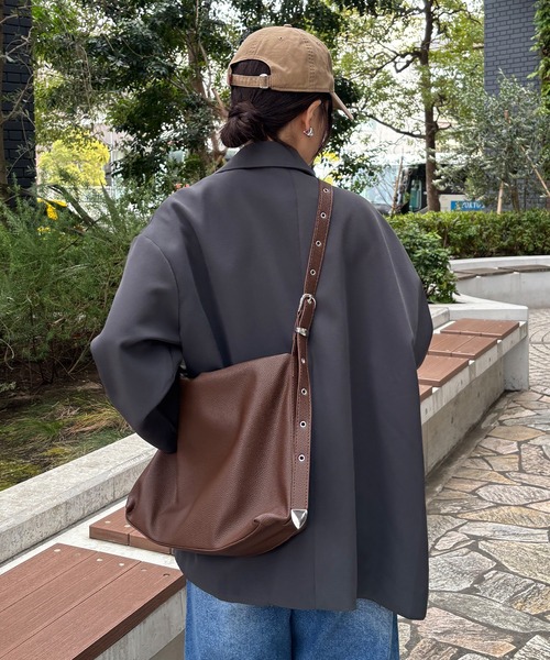 ISOOK（アイスー）の「【ISOOK / アイスー】レザーショルダーバッグ / 合皮 ショルダーバッグ 斜め掛け マルチウェイ A4サイズ収納可 大容量 通勤用 通学用 旅行用 マザーズバッグ ZOZOTOWN限定（ショルダーバッグ・レディース・ブラウン/ブラック・FREE）」の22枚目の写真
