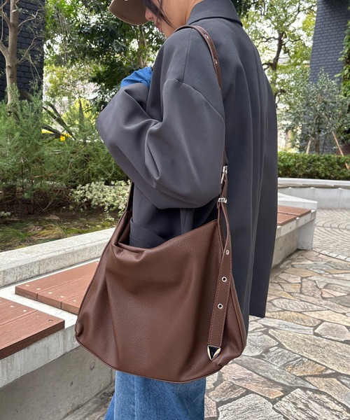 ISOOK（アイスー）の「【ISOOK / アイスー】レザーショルダーバッグ / 合皮 ショルダーバッグ 斜め掛け マルチウェイ A4サイズ収納可 大容量 通勤用 通学用 旅行用 マザーズバッグ ZOZOTOWN限定（ショルダーバッグ・レディース・ブラウン/ブラック・FREE）」の4枚目の写真
