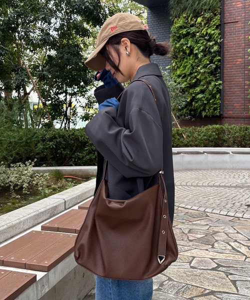 ISOOK（アイスー）の「【ISOOK / アイスー】レザーショルダーバッグ / 合皮 ショルダーバッグ 斜め掛け マルチウェイ A4サイズ収納可 大容量 通勤用 通学用 旅行用 マザーズバッグ ZOZOTOWN限定（ショルダーバッグ・レディース・ブラウン/ブラック・FREE）」の6枚目の写真
