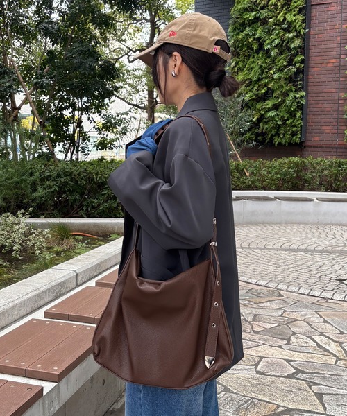 ISOOK（アイスー）の「【ISOOK / アイスー】レザーショルダーバッグ / 合皮 ショルダーバッグ 斜め掛け マルチウェイ A4サイズ収納可 大容量 通勤用 通学用 旅行用 マザーズバッグ ZOZOTOWN限定（ショルダーバッグ・レディース・ブラウン/ブラック・FREE）」の9枚目の写真