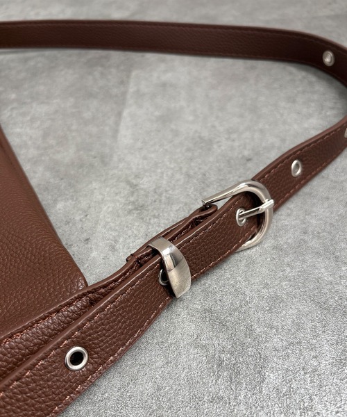 ISOOK（アイスー）の「【ISOOK / アイスー】レザーショルダーバッグ / 合皮 ショルダーバッグ 斜め掛け マルチウェイ A4サイズ収納可 大容量 通勤用 通学用 旅行用 マザーズバッグ ZOZOTOWN限定（ショルダーバッグ・レディース・ブラウン/ブラック・FREE）」の3枚目の写真