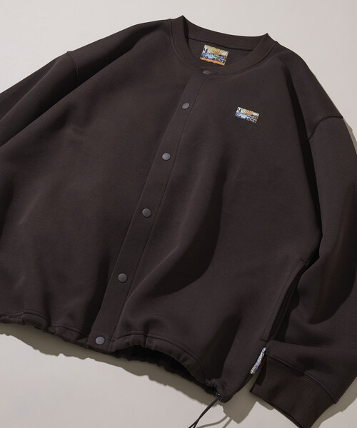 FREAK'S STORE（フリークスストア）の「ビッグシルエット ダンボール ワンポイントロゴ スナップボタン スピンドル スウェットカーディガン（カーディガン/ボレロ・メンズ・その他9/チャコールグレー/オリーブ/ブラック/ライトグレー/ブラウン/ベージュ・LARGE/SMALL/MEDIUM）」の5枚目の写真