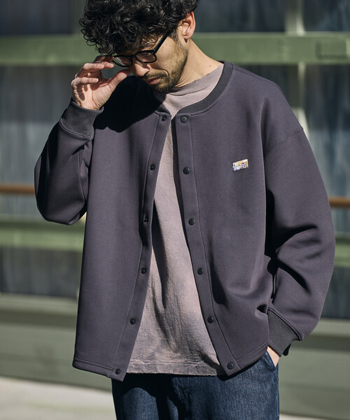 FREAK'S STORE（フリークスストア）の「ビッグシルエット ダンボール ワンポイントロゴ スナップボタン スピンドル スウェットカーディガン（カーディガン/ボレロ・メンズ・その他9/チャコールグレー/オリーブ/ブラック/ライトグレー/ブラウン/ベージュ・LARGE/SMALL/MEDIUM）」の3枚目の写真