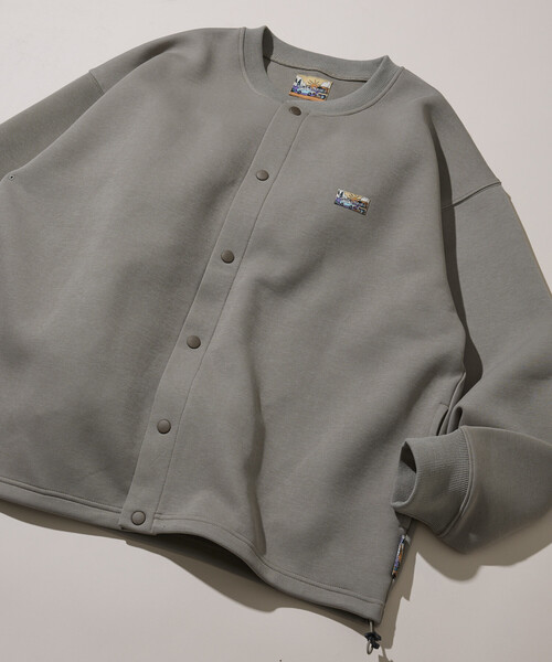 FREAK'S STORE（フリークスストア）の「ビッグシルエット ダンボール ワンポイントロゴ スナップボタン スピンドル スウェットカーディガン（カーディガン/ボレロ・メンズ・その他9/チャコールグレー/オリーブ/ブラック/ライトグレー/ブラウン/ベージュ・LARGE/SMALL/MEDIUM）」の8枚目の写真