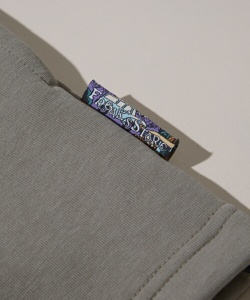 FREAK'S STORE（フリークスストア）の「ビッグシルエット ダンボール ワンポイントロゴ スナップボタン スピンドル スウェットカーディガン（カーディガン/ボレロ・メンズ・その他9/チャコールグレー/オリーブ/ブラック/ライトグレー/ブラウン/ベージュ・LARGE/SMALL/MEDIUM）」の16枚目の写真