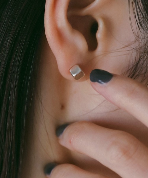 anuke（アンヌーク）の「Cube Mini Pierce（ピアス（両耳用）・レディース・シルバー/ゴールド・FREE）」の4枚目の写真