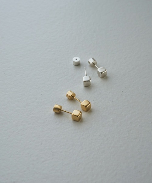 anuke（アンヌーク）の「Cube Mini Pierce（ピアス（両耳用）・レディース・シルバー/ゴールド・FREE）」の5枚目の写真