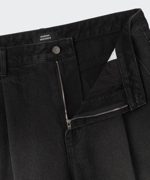 MUSINSA STANDARD（ムシンサスタンダード）の「ワンタックワイドデニムパンツ [ウォッシュドブラック]（デニムパンツ・メンズ・その他・26/27/28/29/30/31/32/33/34/36/38/40/42）」の2枚目の写真