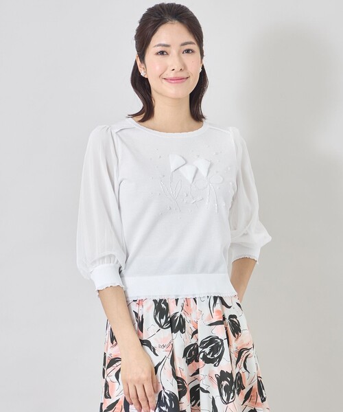 TO BE CHIC(トゥー ビー シック)の「ジュエルチューリップ刺しゅう プルオーバー(Tシャツ/カットソー・レディース・オフホワイト/ブラック・40)」の2枚目の写真