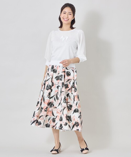 TO BE CHIC(トゥー ビー シック)の「ジュエルチューリップ刺しゅう プルオーバー(Tシャツ/カットソー・レディース・オフホワイト/ブラック・40)」の3枚目の写真