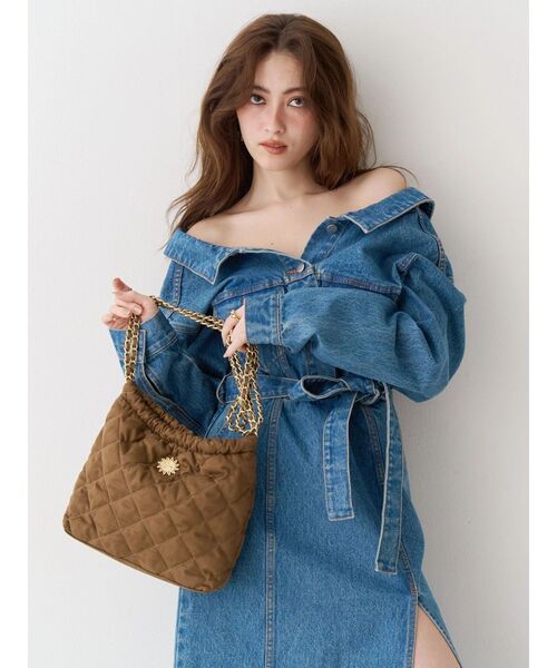 EVRIS（エヴリス）の「【500mlペットボトル収納可】フェイクスウェードキルティングショルダーBAG（ショルダーバッグ・レディース・キャメル/ホワイト/ブルー・FREE）」の6枚目の写真