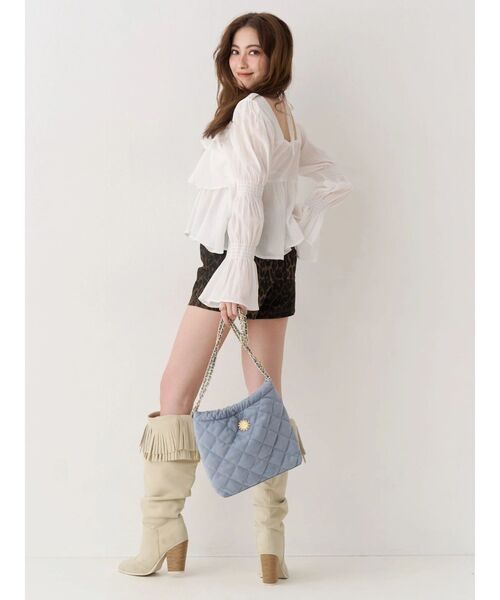 EVRIS（エヴリス）の「【500mlペットボトル収納可】フェイクスウェードキルティングショルダーBAG（ショルダーバッグ・レディース・キャメル/ホワイト/ブルー・FREE）」の12枚目の写真