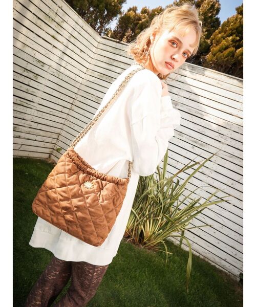 EVRIS（エヴリス）の「【500mlペットボトル収納可】フェイクスウェードキルティングショルダーBAG（ショルダーバッグ・レディース・キャメル/ホワイト/ブルー・FREE）」の3枚目の写真