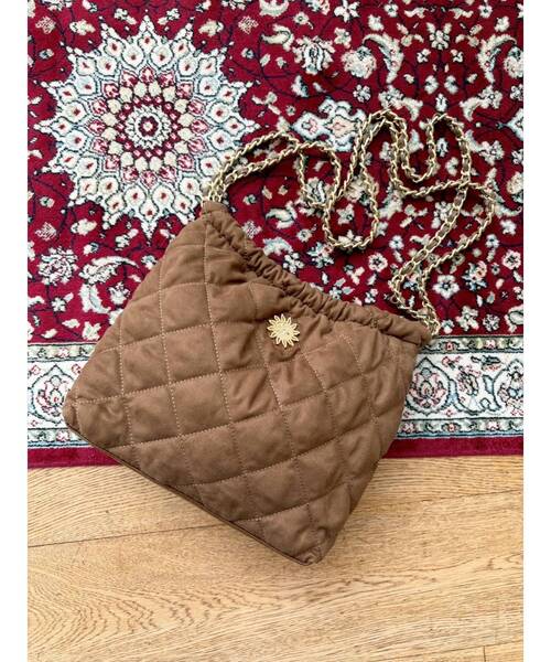 EVRIS（エヴリス）の「【500mlペットボトル収納可】フェイクスウェードキルティングショルダーBAG（ショルダーバッグ・レディース・キャメル/ホワイト/ブルー・FREE）」の5枚目の写真