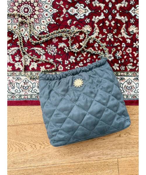 EVRIS（エヴリス）の「【500mlペットボトル収納可】フェイクスウェードキルティングショルダーBAG（ショルダーバッグ・レディース・キャメル/ホワイト/ブルー・FREE）」の4枚目の写真