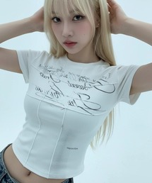 A'GEM/9 × .kom 『.KOM/ドットケーオーエム』スクリプトロゴコンパクトTシャツ