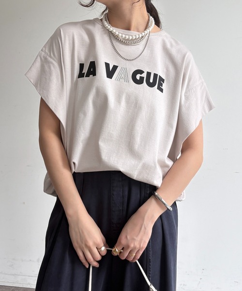 DouDou（ドゥドゥ）の「袖タックフレンチメタリックロゴTEE（Tシャツ/カットソー・レディース・ホワイト系その他/オフホワイト/チャコールグレー・FREE）」の3枚目の写真