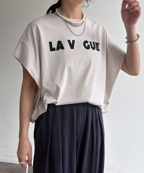 DouDou（ドゥドゥ）の「袖タックフレンチメタリックロゴTEE（Tシャツ/カットソー・レディース・ホワイト系その他/オフホワイト/チャコールグレー・FREE）」の4枚目の写真