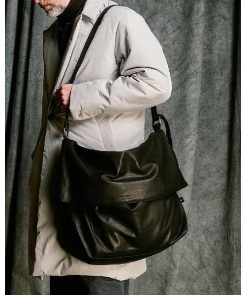 wjk(ダヴルジェイケイ)の「leather shoulder bag(ショルダーバッグ・メンズ・ブラック・FREE)」の1枚目の写真