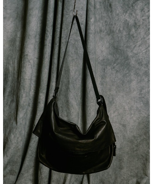 wjk(ダヴルジェイケイ)の「leather shoulder bag(ショルダーバッグ・メンズ・ブラック・FREE)」の2枚目の写真