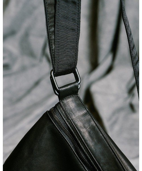wjk(ダヴルジェイケイ)の「leather shoulder bag(ショルダーバッグ・メンズ・ブラック・FREE)」の6枚目の写真