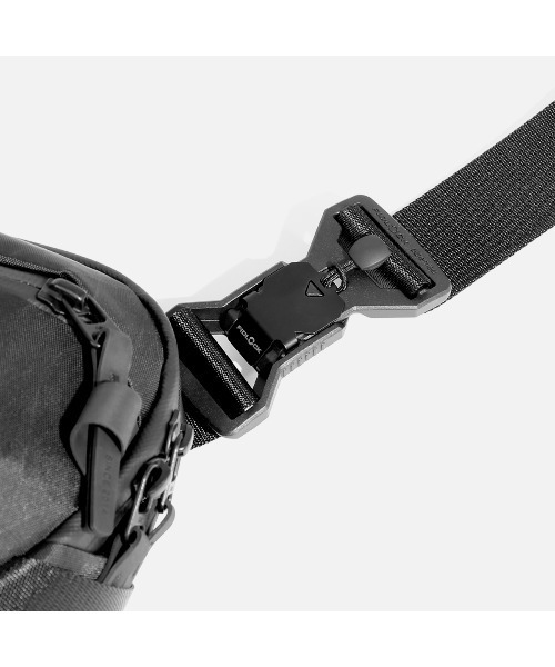 Aer(エアー)の「AER Day Sling 4 X-Pac / AER-29072(ショルダーバッグ・メンズ・ブラック・FREE)」の10枚目の写真