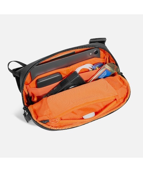 Aer(エアー)の「AER Day Sling 4 X-Pac / AER-29072(ショルダーバッグ・メンズ・ブラック・FREE)」の6枚目の写真