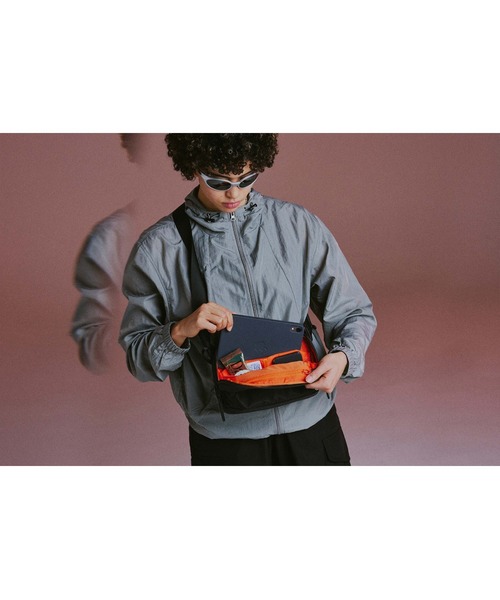 Aer(エアー)の「AER Day Sling 4 X-Pac / AER-29072(ショルダーバッグ・メンズ・ブラック・FREE)」の15枚目の写真