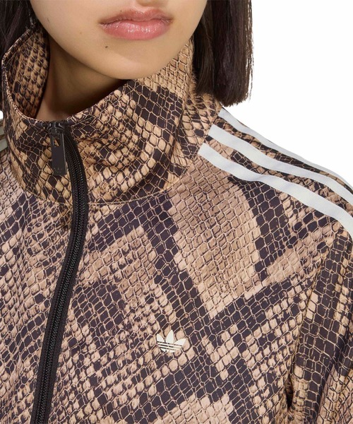 adidas(アディダス)の「adidas SNAKE PRINT SATIN FIREBIRD TRACK TOP / アディダス スネーク プリント サテン ファイヤーバード トラックトップ(ジャージ・レディース・ベージュ・L/M/S)」の2枚目の写真